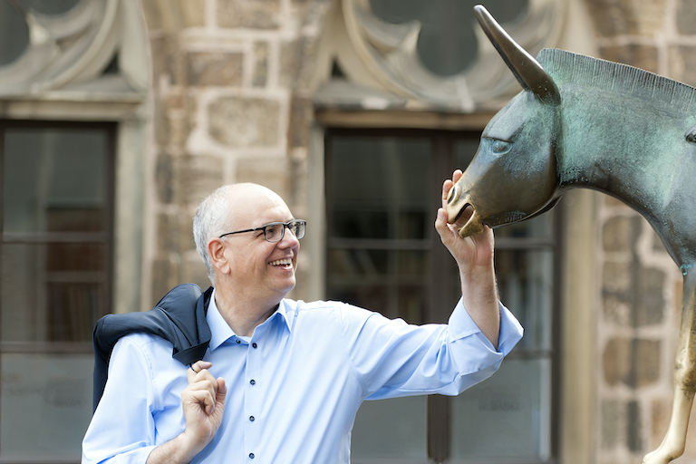 Foto: Andreas Bovenschulte fasst den Esel der Bremer Stadtmusikanten an