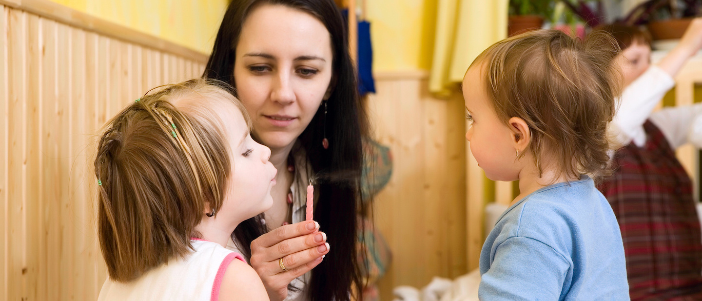 Foto: Erzieherin betreut Kinder