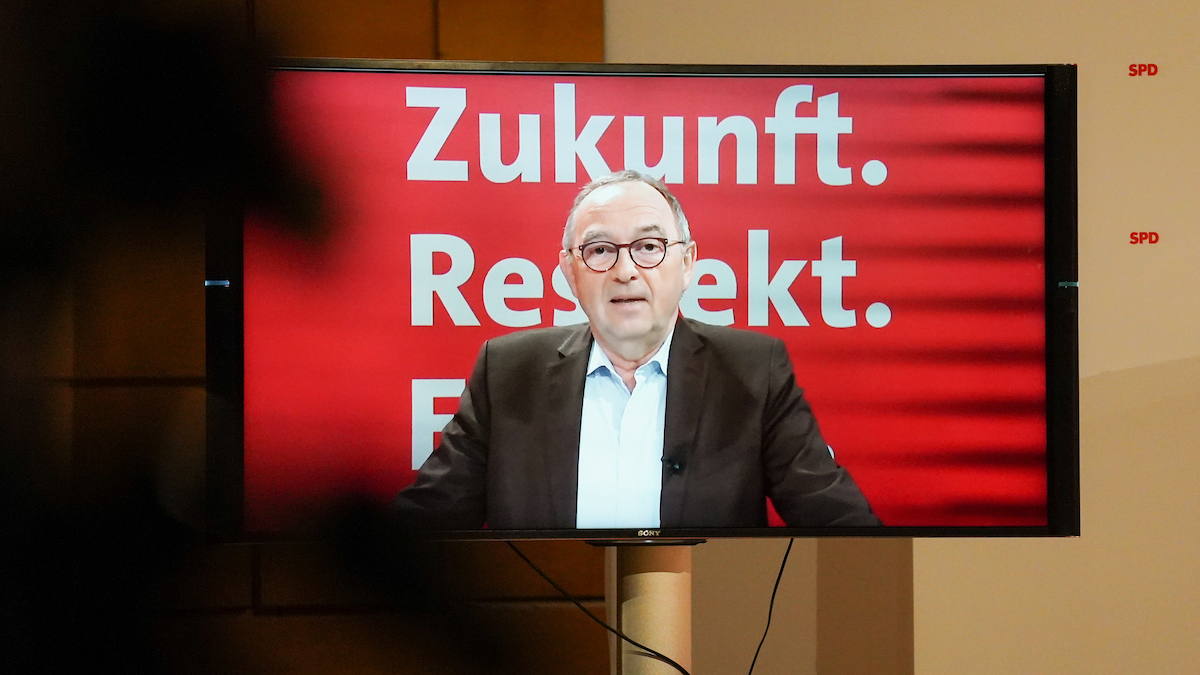 Foto: Norbert Walter-Borjans auf Monitor zugeschaltet beim Ostkonvent