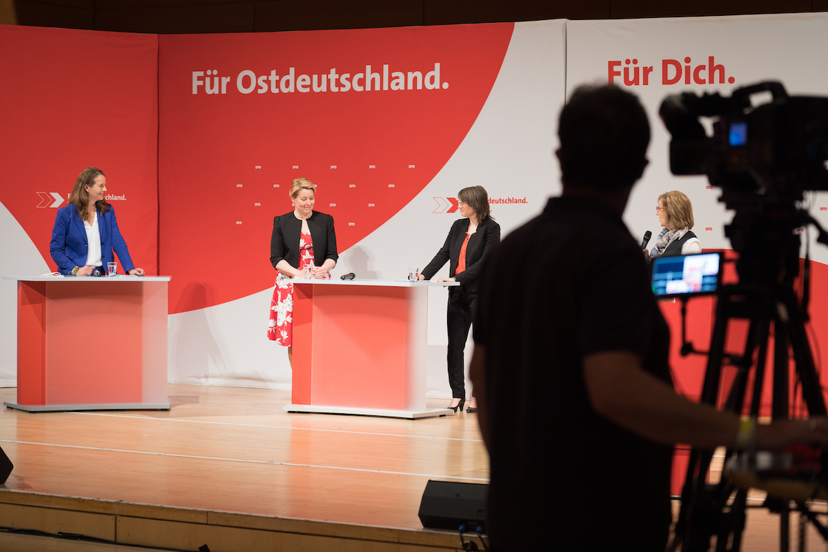 Foto: Blick in Podiumsrunde beim Ostkonvent