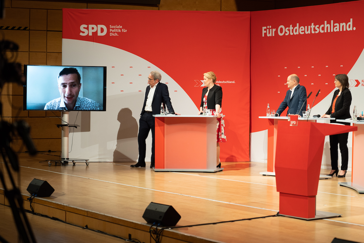 Foto: Blick auf Podiumsrunde beim SPD-Ostkonvent