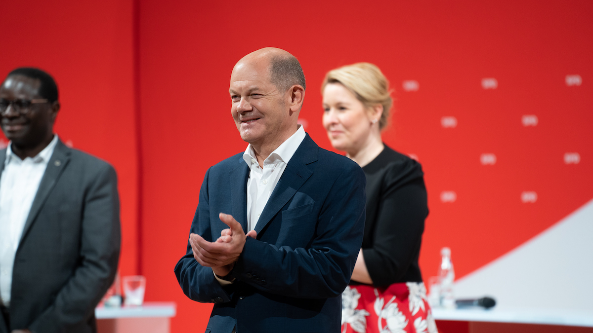 Foto: Karamba Diaby, Olaf Scholz und Franziska Giffey