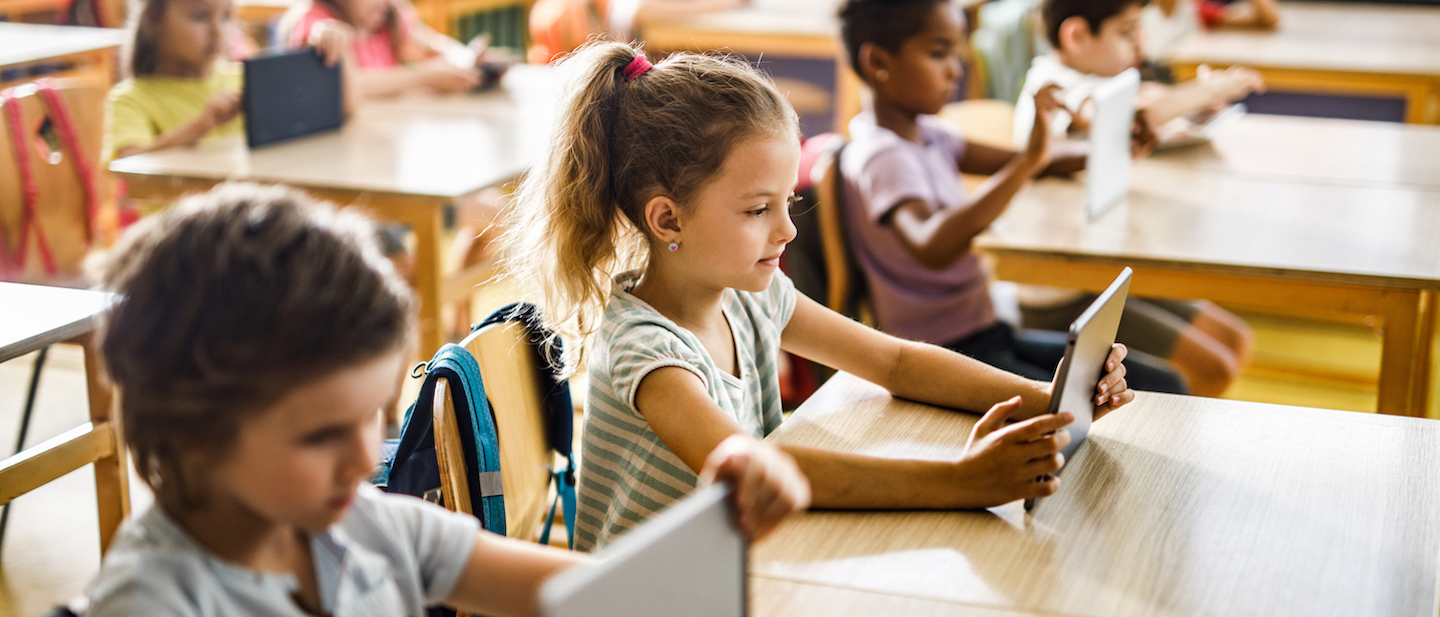 Foto: Schüler:innen lernen am Tablet