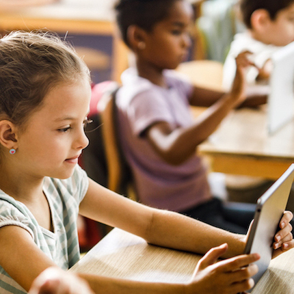 Foto: Schüler:innen lernen am Tablet