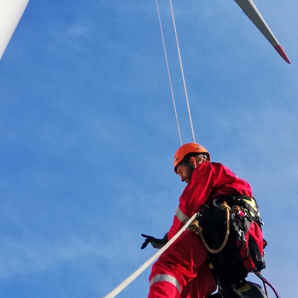 Foto: Industriekletterer arbeitet an Windkraftanlage