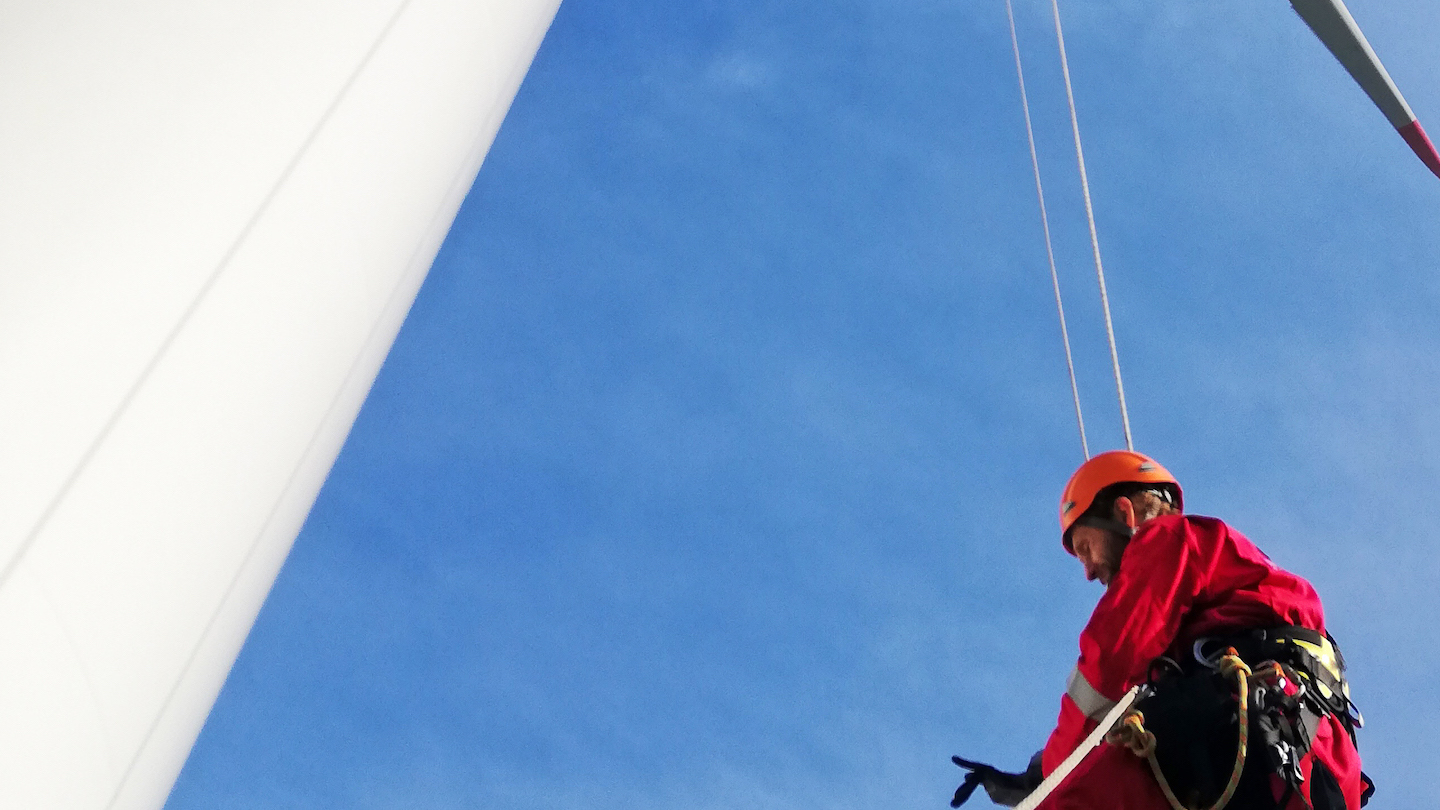 Foto: Industriekletterer hängt mit Seil an Windkraftanlage