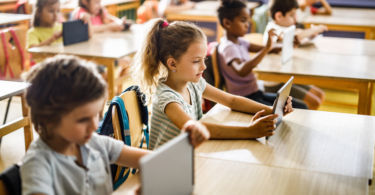 Foto: Schüler:innen lernen mit Tablets