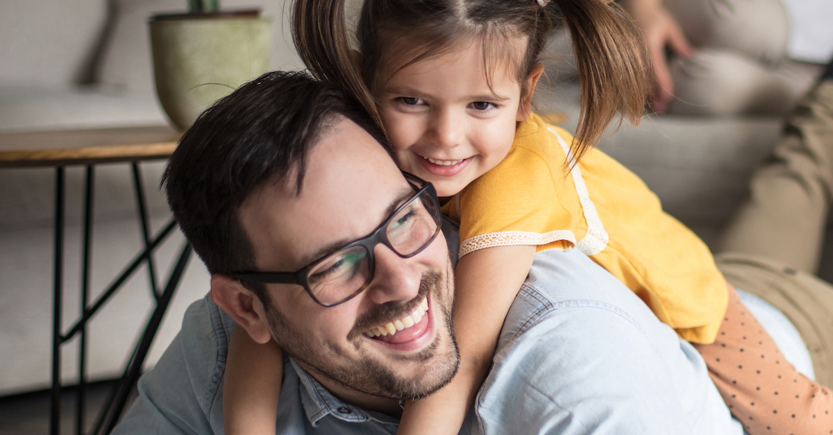 iStock Foto: Vater spielt mit Tochter