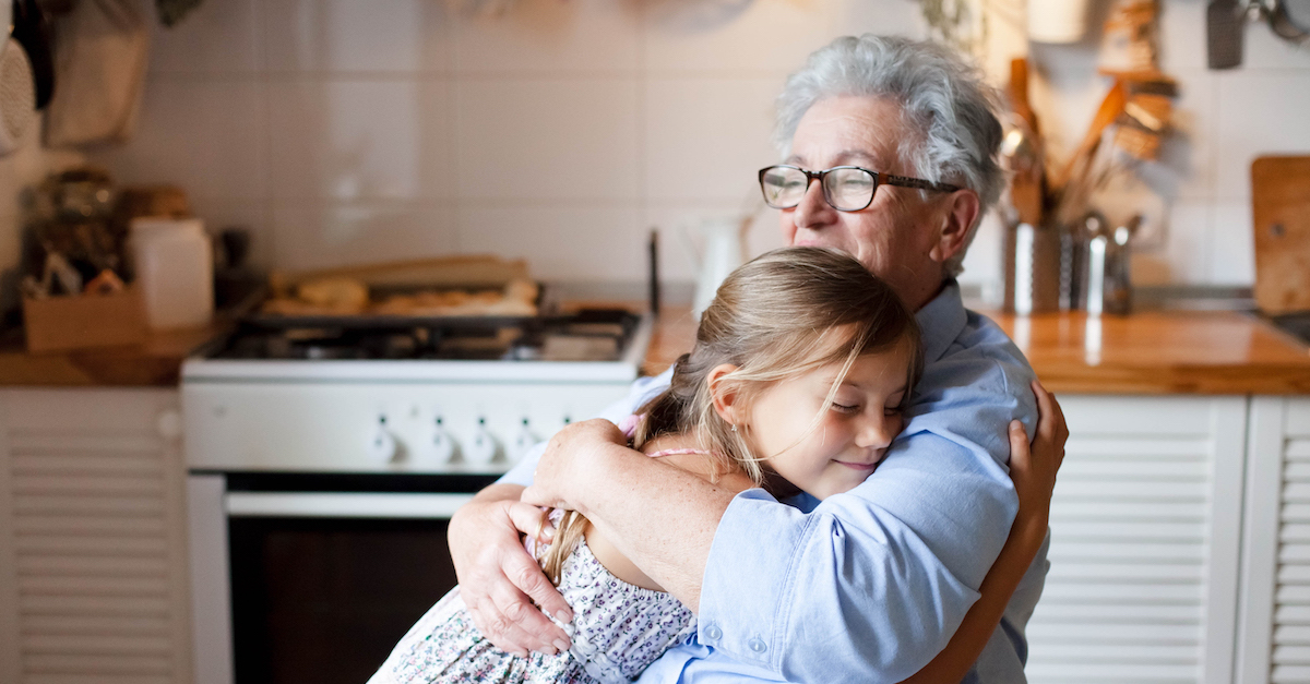 iStock Foto: Enkelin umarmt Oma