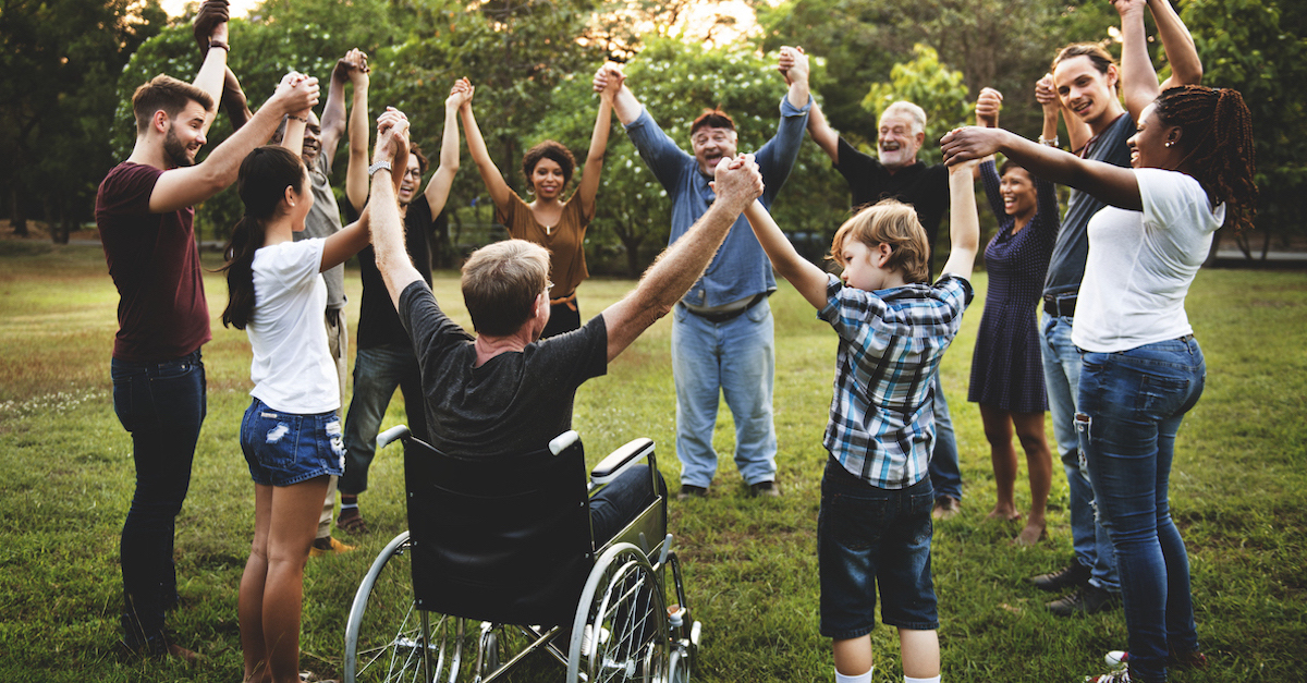 iStock Foto: Menschen bilden einen Kreis und fassen sich an den Händen