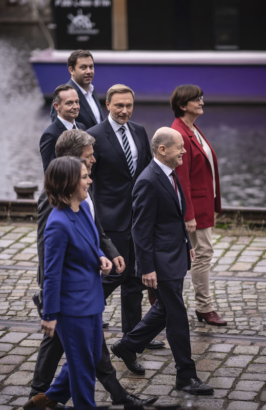 Foto: Die Koalitionsspitze auf dem Weg zur Pressekonferenz