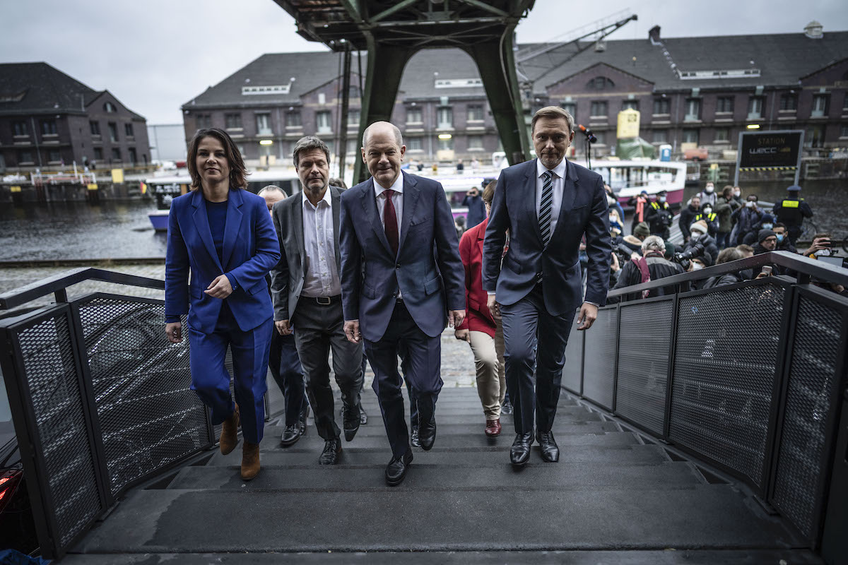 Foto: Annalena Baerbock, Robert Habeck, Olaf Scholz und Christian Lindner auf dem Weg zur Pressekonferenz