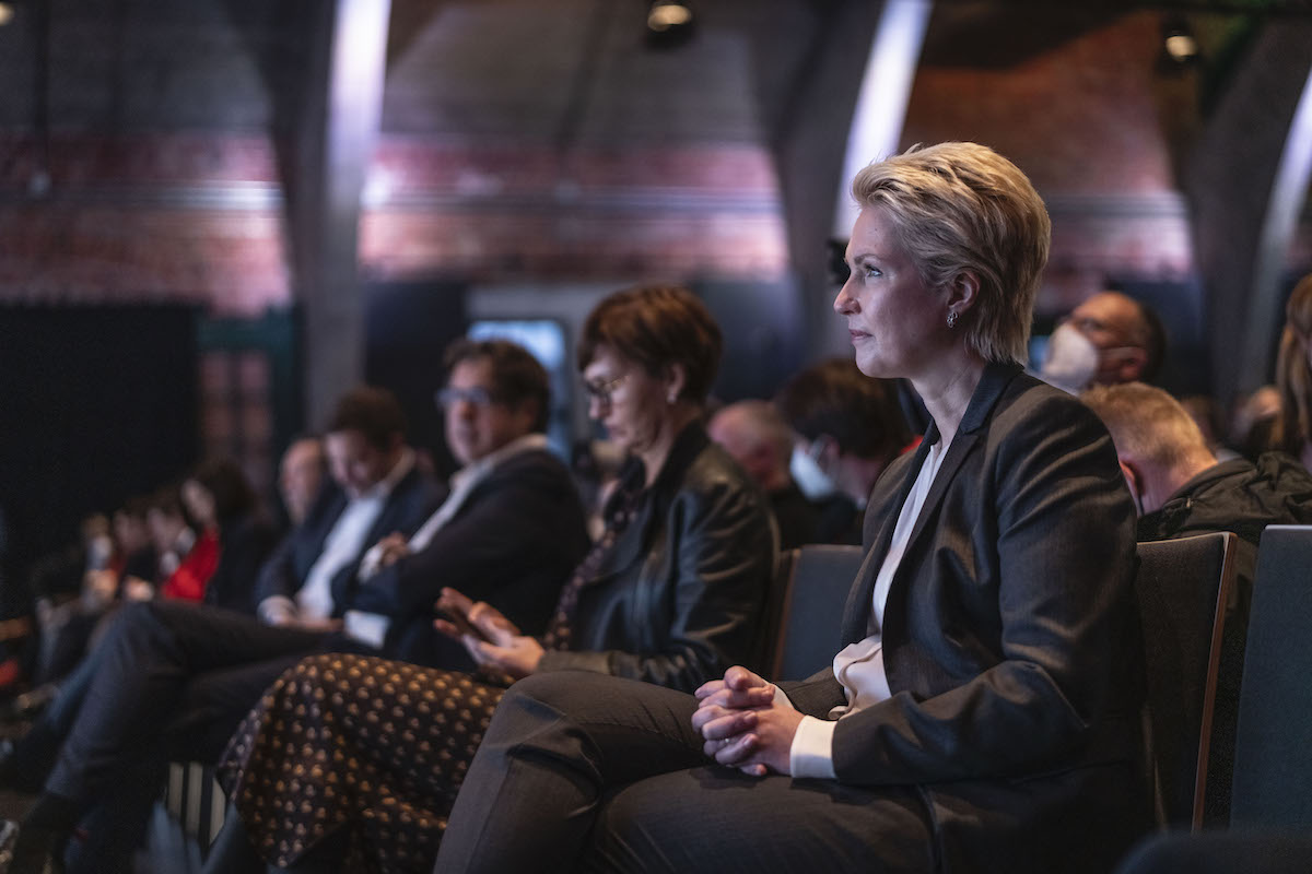 Foto: Manuela Schwesig schaut der Pressekonferenz zu