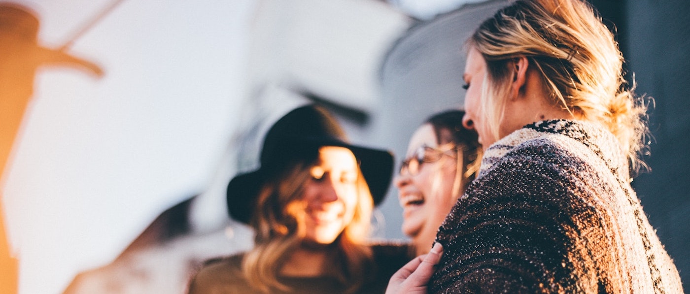 Foto: Drei Frauen sprechen und lachen miteinander