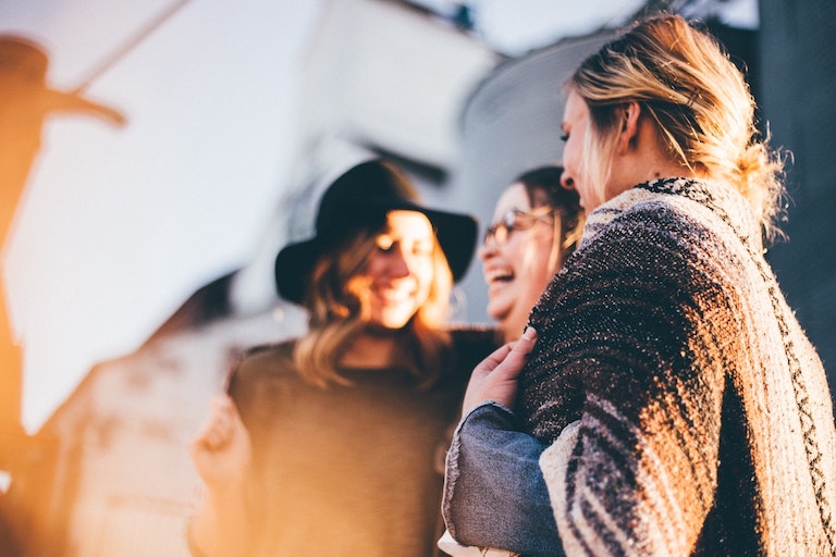 Foto: Drei Frauen sprechen und lachen miteinander