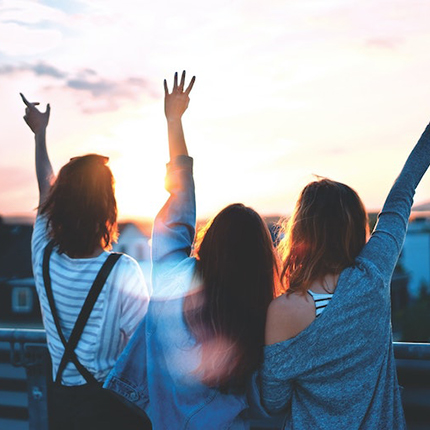 Foto: Junge Leute grüßen