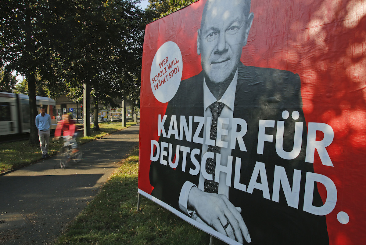 Foto: SPD-Wahlplakat am Rand eines Radweges