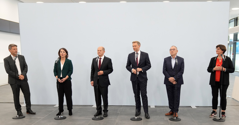 Foto: Robert Habeck (l-r), Annalena Baerbock, Olaf Scholz, Christian Lindner, Norbert Walter-Borjans und Saskia Esken geben nach den Sondierungsgesprächen ein Statement. 