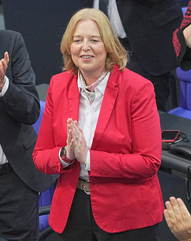 Foto: Bärbel Bas freut sich über ihre Wahl zur Bundestagspräsidentin