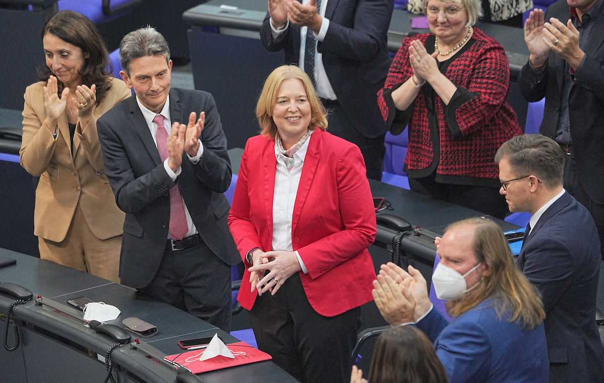 Foto: Bärbel Bas freut sich nach ihrer Wahl zur Bundestagspräsidentin