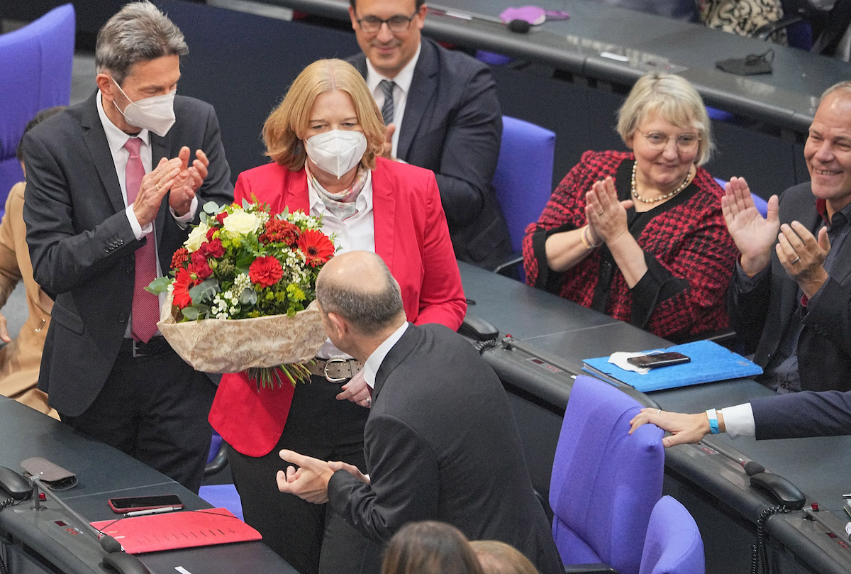 Foto: Bärbel Bas freut sich nach ihrer Wahl zur Bundestagspräsidentin