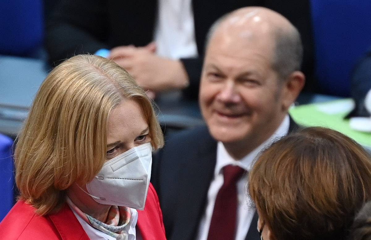 Foto: SPD-Kanzlerkandidat Olaf Scholz freut sich über die Wahl von Bärbel Bas zur Bundestagspräsidentin