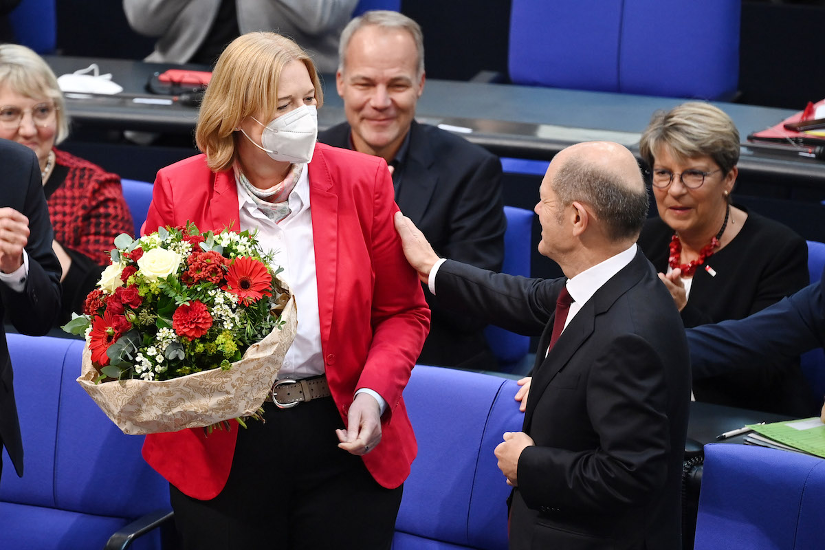 Foto: SPD-Kanzlerkandidat Olaf Scholz gratuliert Bärbel Bas nach ihrer Wahl zur Bundestagspräsidentin 