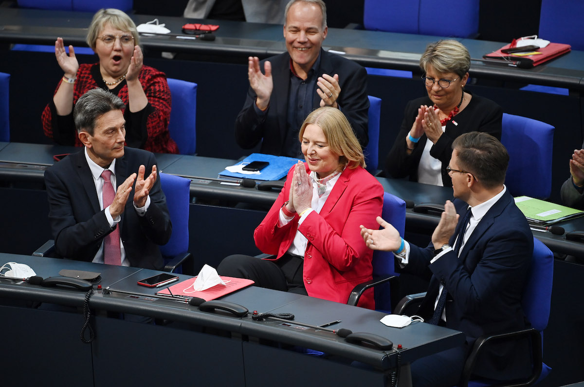 Foto: Bärbel Bas freut sich nach ihrer Wahl zur Bundestagspräsidentin