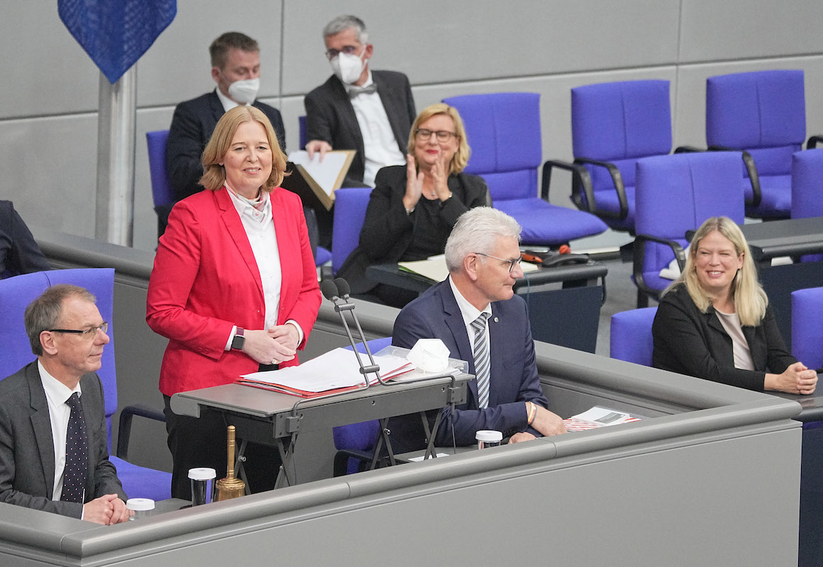 Foto: Bärbel Bas spricht nach ihrer Wahl zur Bundestagspräsidentin