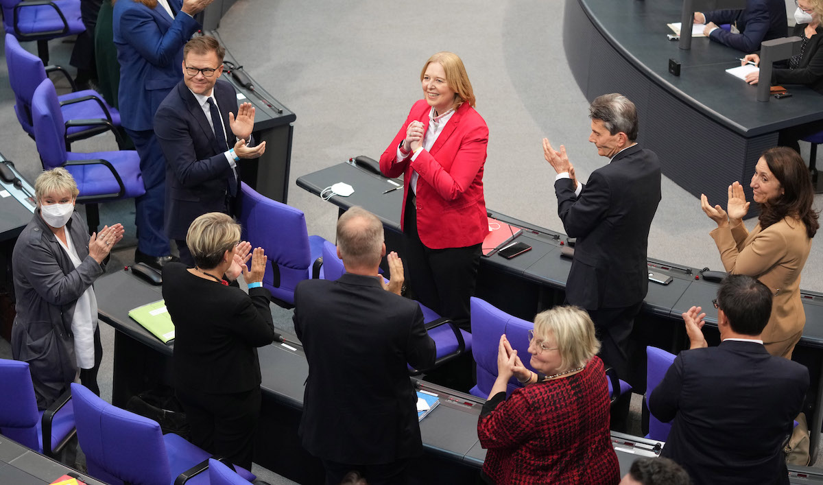 Foto: Bärbel Bas (SPD, Mitte oben) freut sich über ihre Wahl zur Bundestagspräsidentin bei der konstituierenden Sitzung des neuen Bundestags