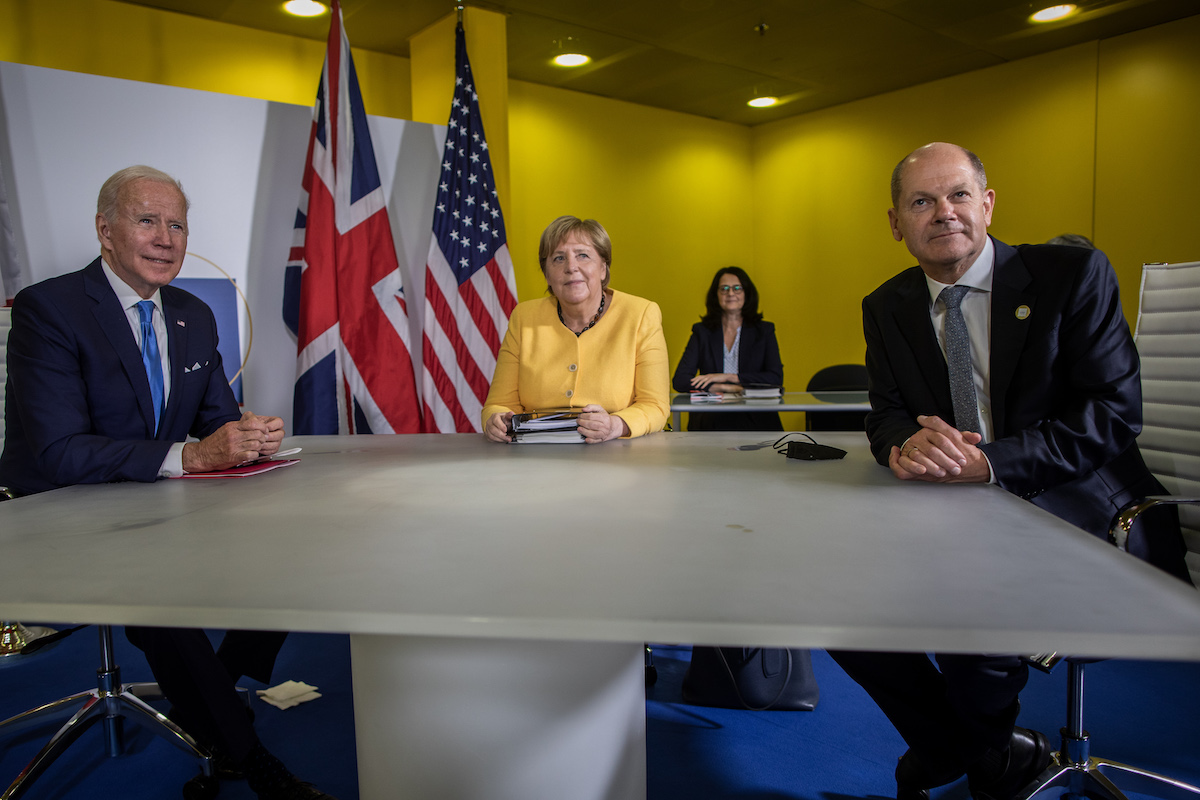 Foto: Joe Biden (l-r), Angela Merkel und Olaf Scholz nehmen an einem gemeinsamen Treffen am Rande des G20-Gipfels teil.