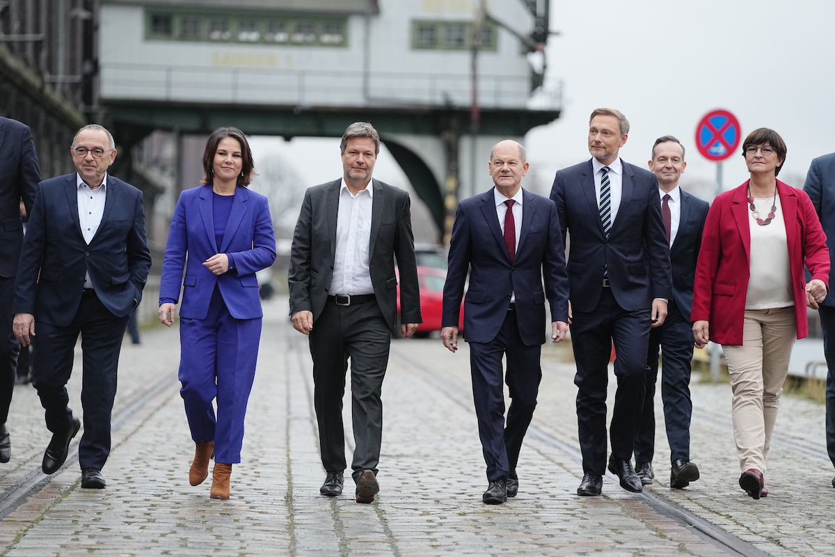 Foto: Norbert Walter-Borjans, (l-r), Annalena Baerbock, Robert Habeck, Olaf Scholz, Christian Lindner, Volker Wissing, und Saskia Esken kommen zur Pressekonferenz