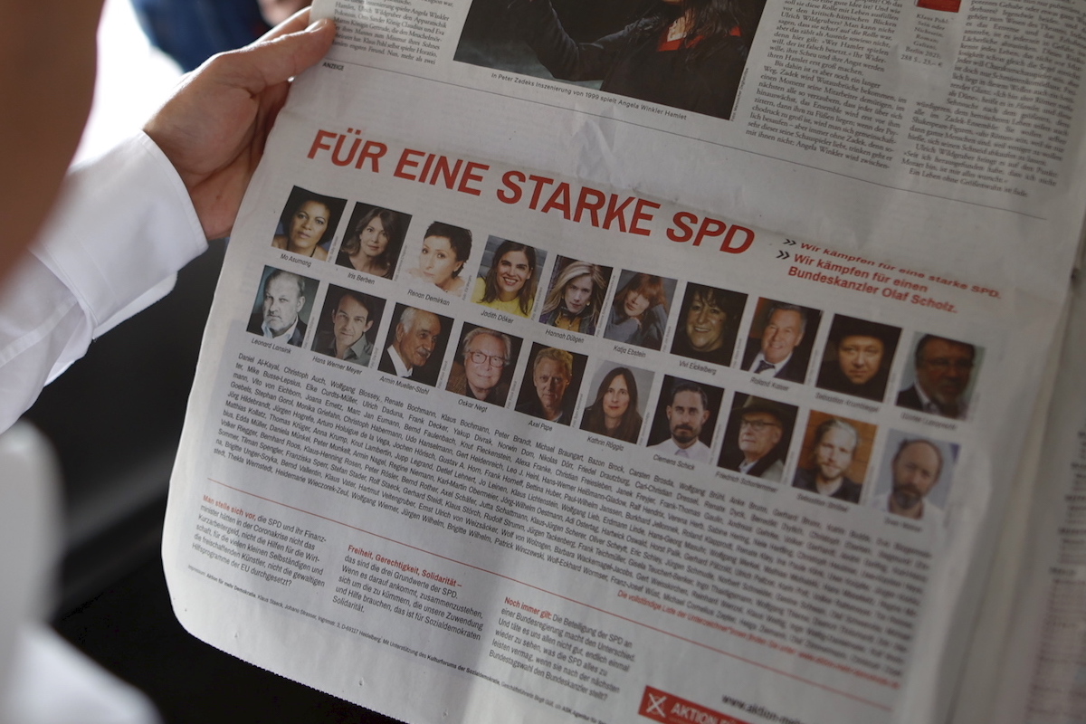 Foto: Olaf Scholz liest Zeitungsanzeige "Für eine starke SPD"