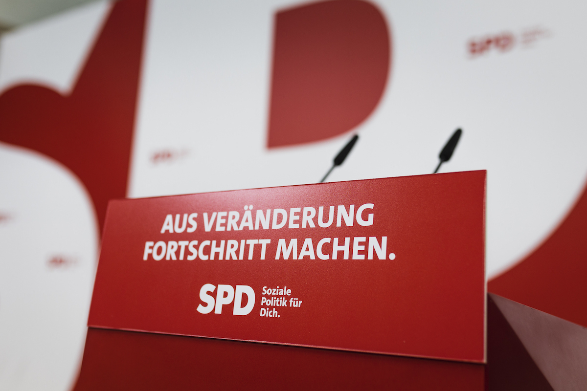 Foto: "Aus Veränderung Fortschritt machen" steht am Redepult bei der SPD-Pressekonferenz