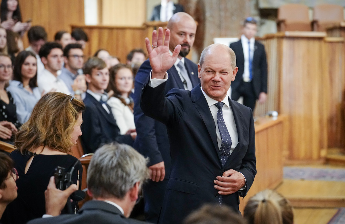 Foto: Olaf Scholz winkt an der Karls-Universität in Prag Zuhörern zu