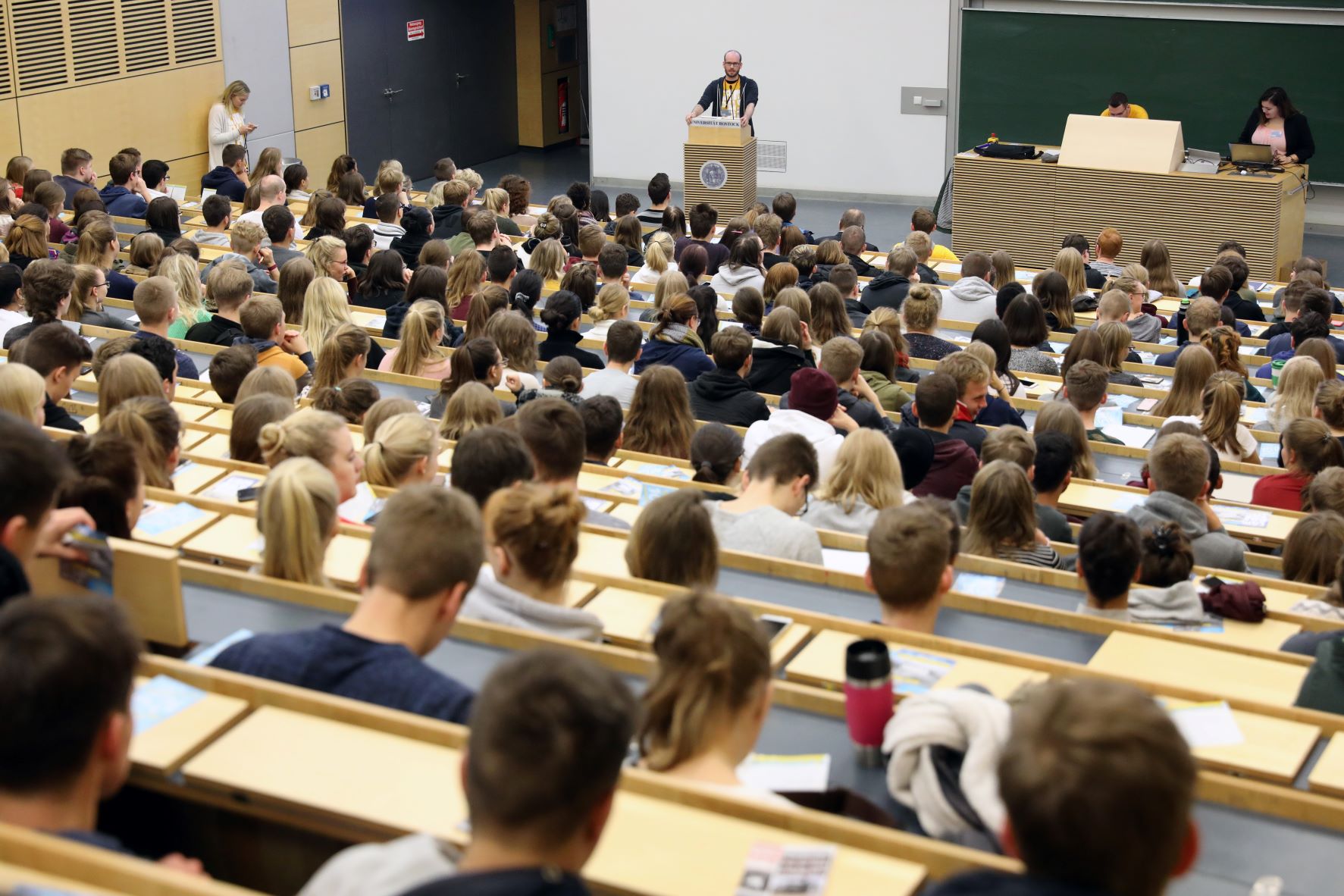 Foto: Studierende sitzen in einem Hörsaal