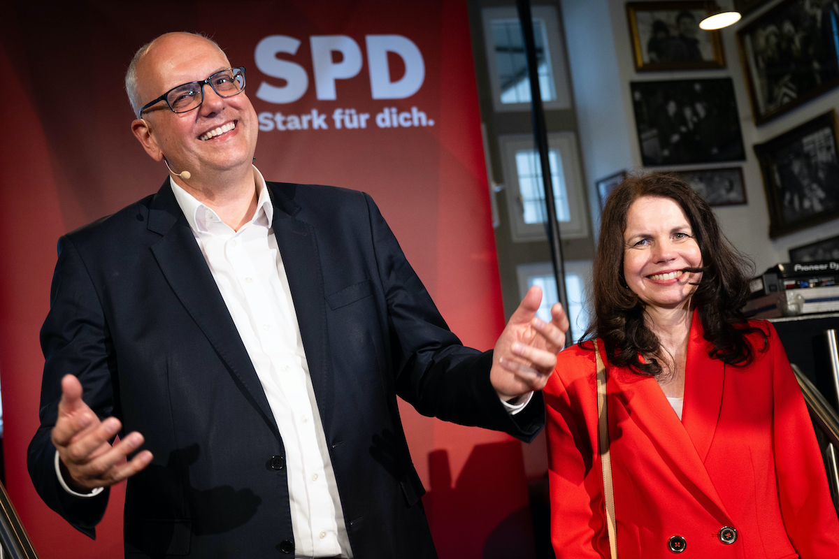 Foto: Andreas Bovenschulte und seine Partnerin Kerstin Krüger freuen sich auf der SPD-Wahlparty.