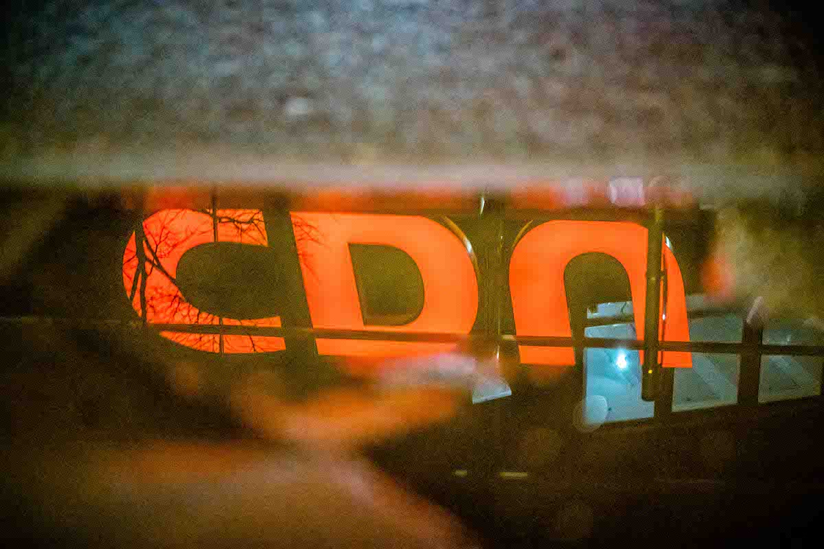 Foto: CDU-Logo spiegelt sich in einer Pfütze vor der CDU-Zentrale