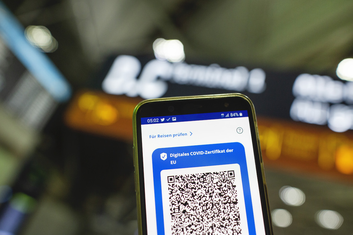 Foto: Smartphone zeigt QR-Code eines Impfstatus 