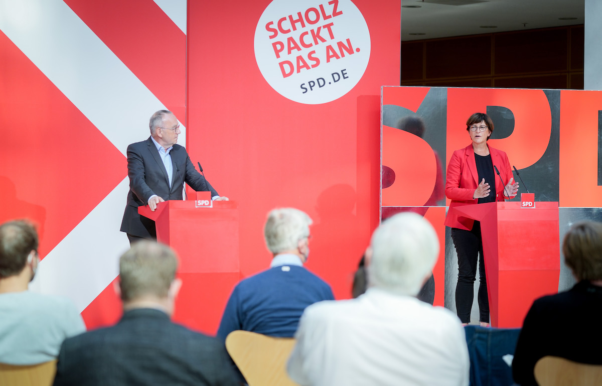 Foto: Norbert Walter-Borjans und Saskia Esken geben eine Pressekonferenz