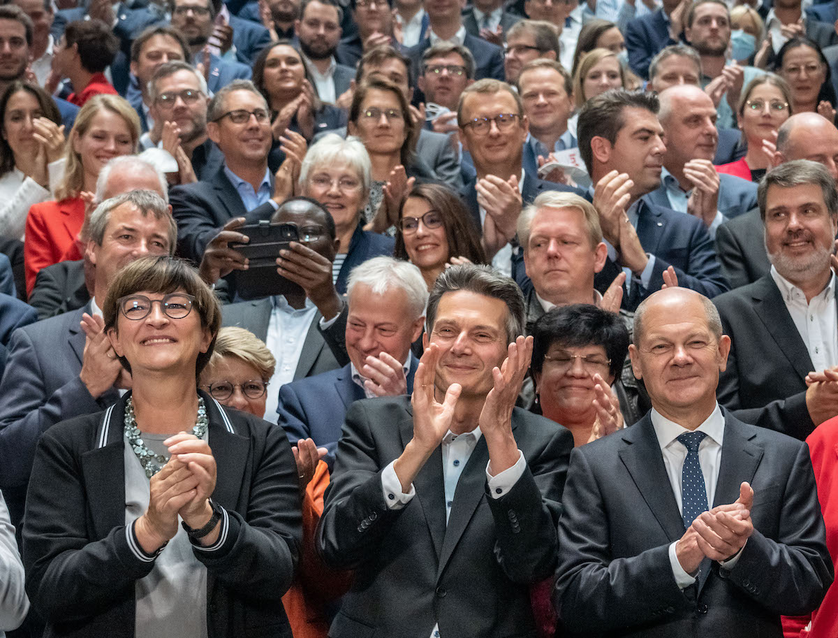 Foto: Saskia Esken, Rolf Mützenich und Olaf Scholz stehen bei einem Gruppenbild nach der Sitzung der SPD-Fraktion im Bundestag.