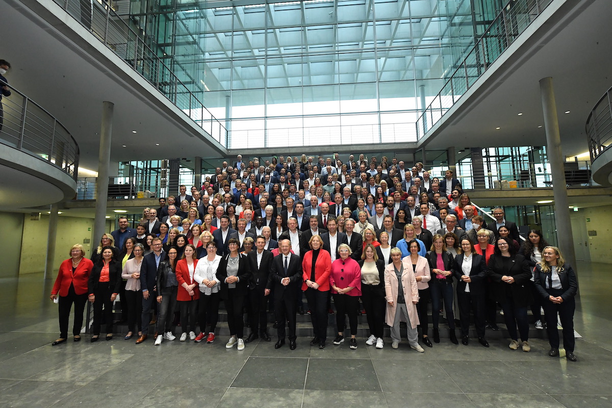 Foto: Die SPD-Fraktion steht bei einem Gruppenbild nach der Sitzung der SPD-Fraktion im Bundestag.