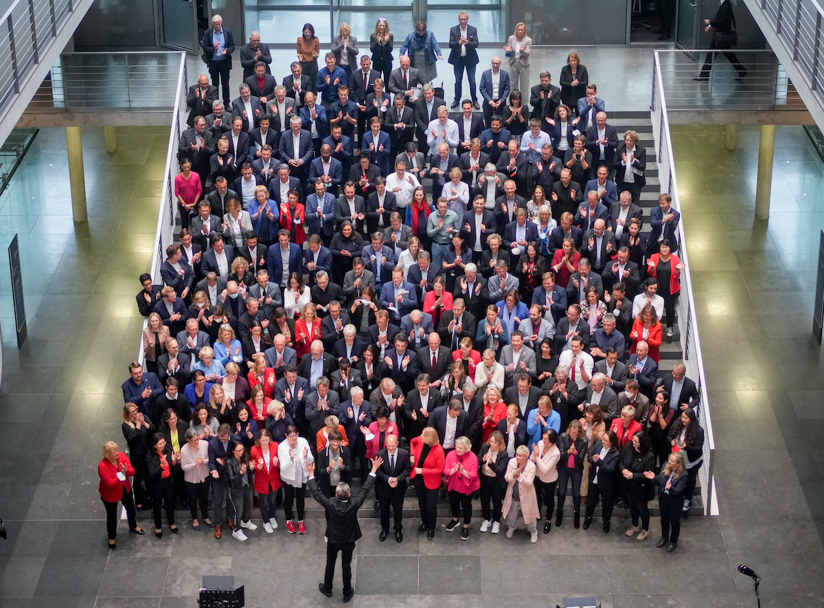 Foto: Die SPD-Bundestagsfraktion applaudiert Rolf Mützenich im Paul-Löbe-Haus nach der Bestätigung in seinem Amt. 