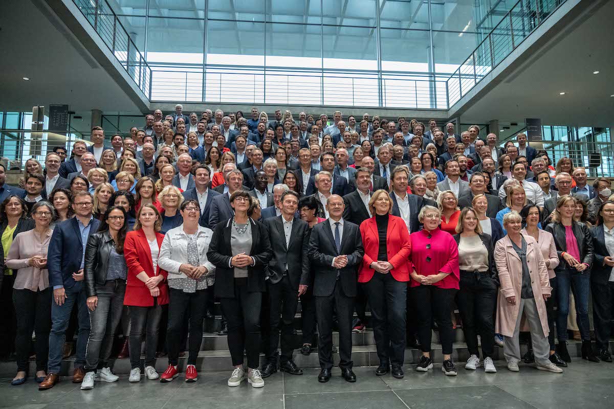 Foto: Die SPD-Fraktion steht bei einem Gruppenbild nach der Sitzung der SPD-Fraktion im Bundestag.