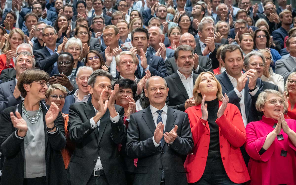 Foto: Saskia Esken, Rolf Mützenich, Olaf Scholz, Bärbel Bas, Katja Mast und Jessica Rosenthal stehen für ein Gruppenbild nach der Fraktionssitzung zusammen. 