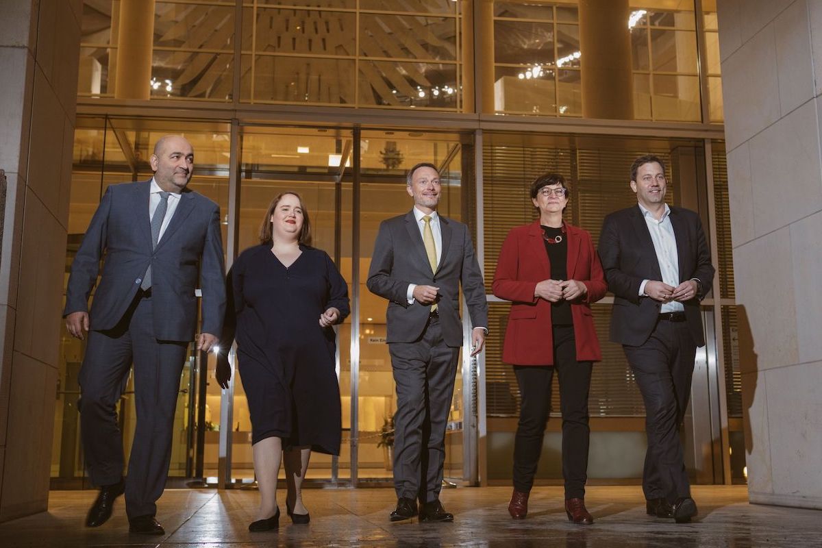 Foto: Ricarda Lang , Omid Nouripour, Christian Lindner, Saskia Esken und Lars Klingbeil gehen aus dem Reichstagsgebäude