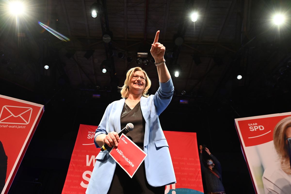 Foto: Anke Rehlinger, SPD-Spitzenkandidatin, stellvertretende Ministerpräsidentin des Saarlandes und stellvertretende SPD-Bundesvorsitzende, steht auf der SPD-Wahlparty zur Landtagswahl im Saarland auf der Bühne.