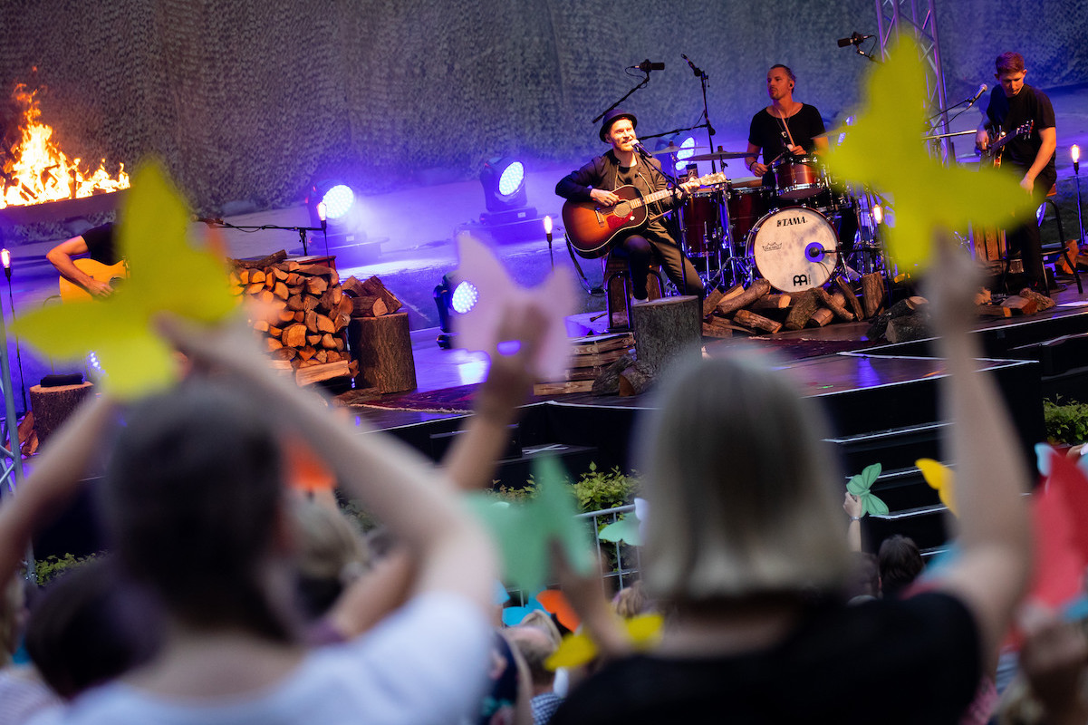 Foto: Johannes Oerding steht mit Band bei Konzert auf der Open Air Bühne im Stadtpark Hamburg