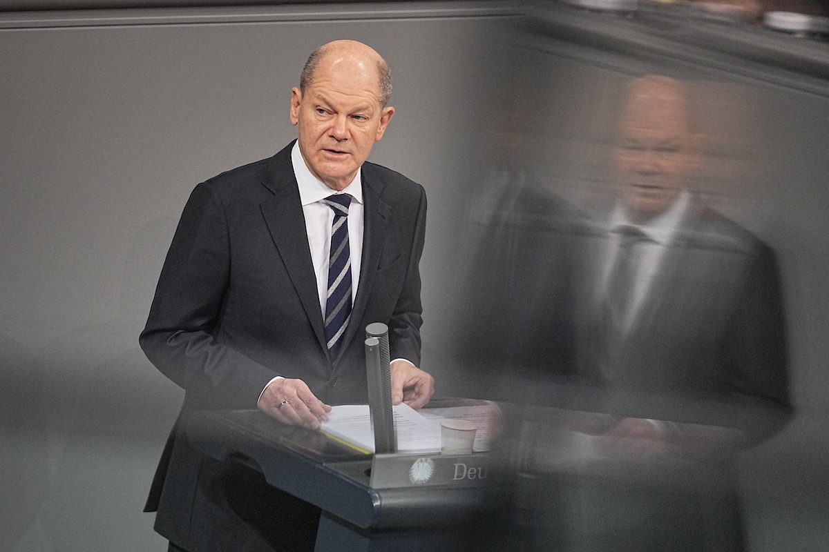 Foto: Olaf Scholz spricht im Bundestag