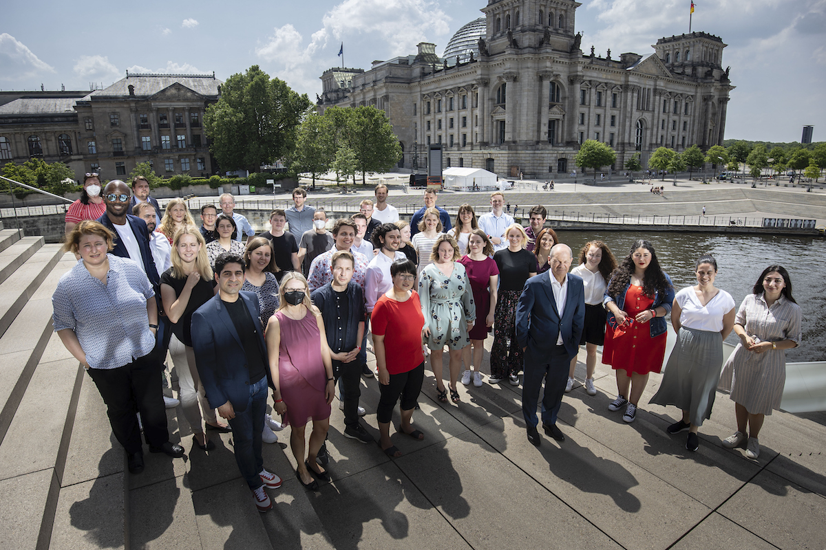 Foto: Olaf Scholz steht mit jungen SPD-Kandidierenden vor dem Reichstagsgebäude